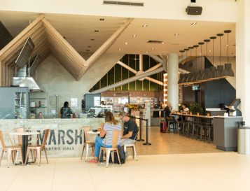People eating at e-marshe in the Curaçao National Airport